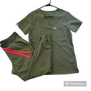 FIGS Scrubs Set in Dark Olive XS Top | SP Joggers
